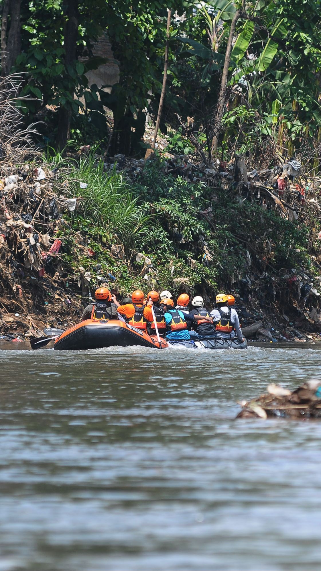 FOTO: Aksi Dompet Dhuafa Gandeng Jurnalis Susur Sungai Ciliwung untuk Bersihkan Sampah