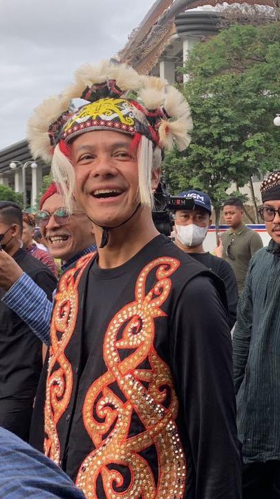 Ganjar Pakai Baju Adat Dayak saat Nitilaku Dies Natalis UGM, Ini Alasannya