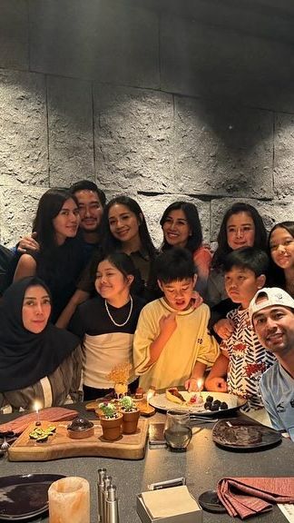 10 Momen Amy Qanita Ibunda Raffi Ahmad Rayakan Ultah ke-59 Bersama Anak, Cucu dan Menantu, Tingkah Lucu Rayyanza Bikin Gemas!