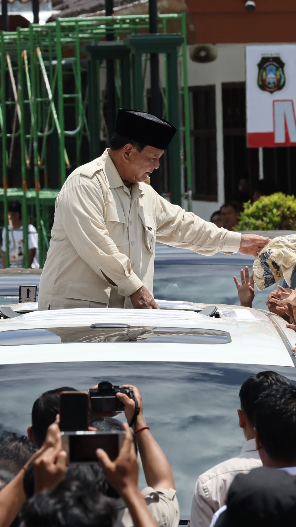 Ziarah ke Makam Bung Karno di Blitar, Prabowo Disambut Antusias Warga