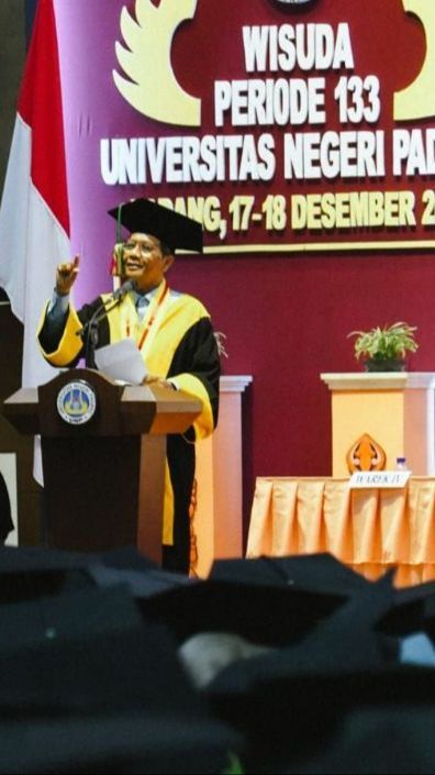 Mahfud Ingatkan Sarjana Jadi Intelek Bermoral, Singgung Ahli Hukum Kerap Jual Pasal untuk Menipu Orang