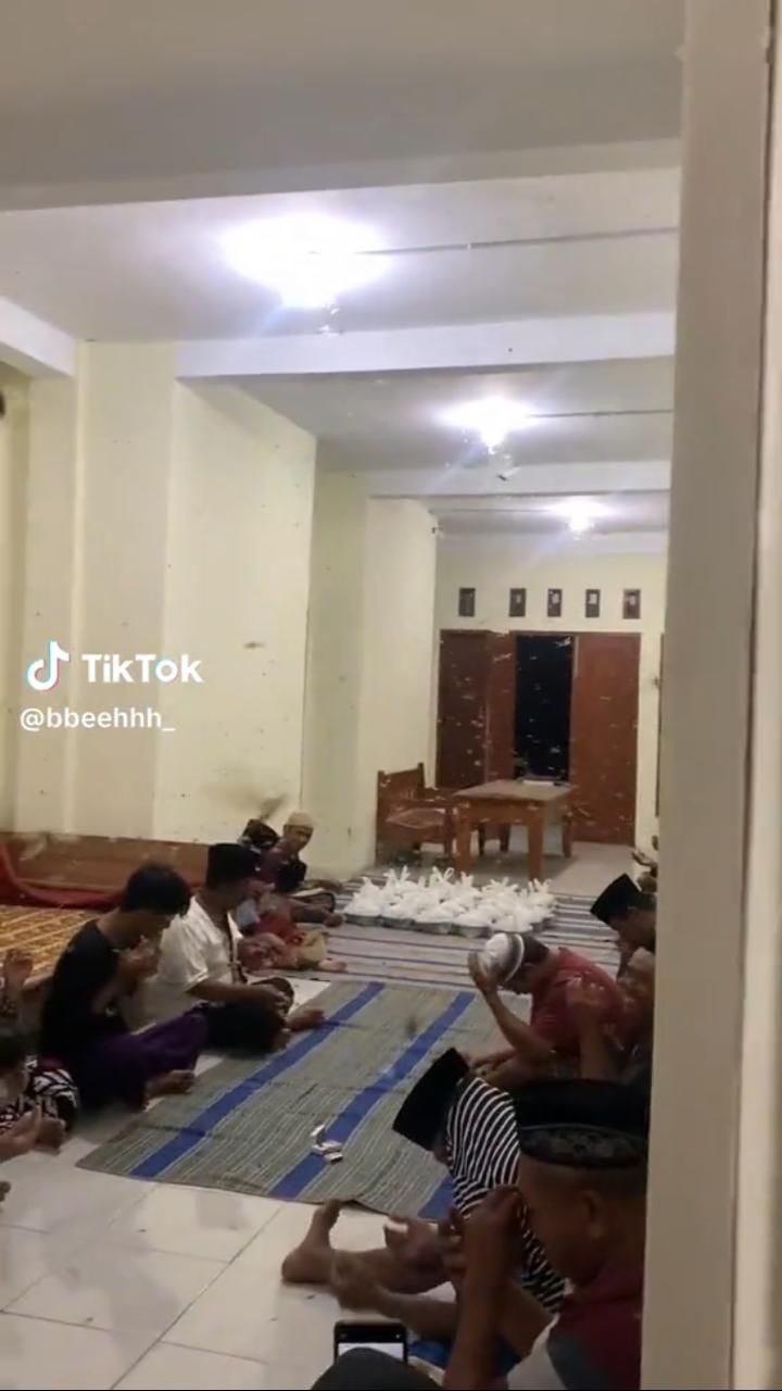 Viral Momen Pengajian Dipenuhi Laron Berterbangan, Jemaah Berusaha Khusyuk