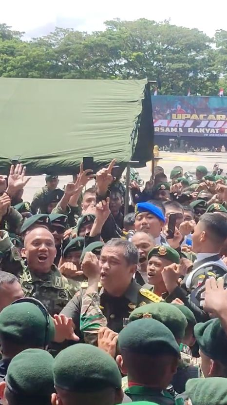 Jenderal Maruli Simanjuntak Santuy Joged Dangdut Bareng Pasukan TNI, Eks Anak Buah di Paspampres Sampai Angkat Bicara