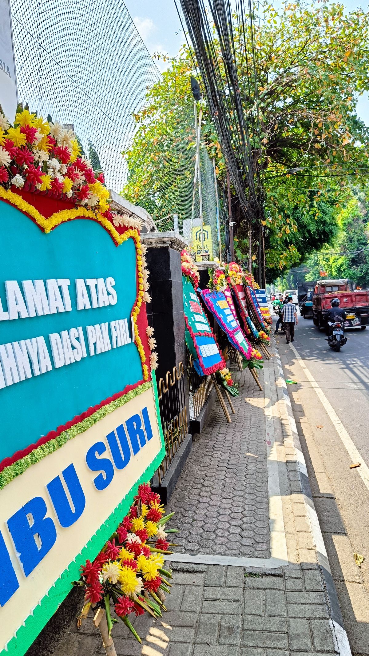 Potret PN Jakarta Selatan Dipenuhi Karangan Bunga saat Sidang Praperadilan Firli Bahuri