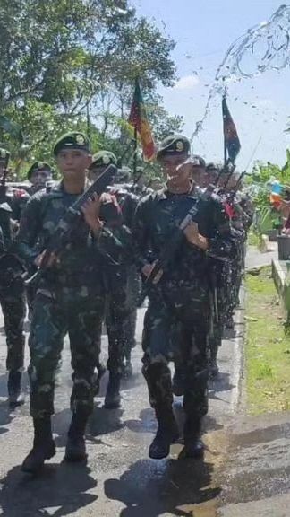 Anggota TNI Bersenjata Disiram Air saat Melintas, Ternyata Punya Makna Mendalam