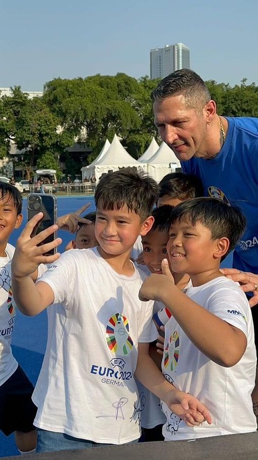 Momen Kocak Rafathar Ajak Dua Legend Sepak Bola Dunia Carles Puyol dan Marco Materazzi Selfie, Netizen Sampai Tertawa Gara-gara ini