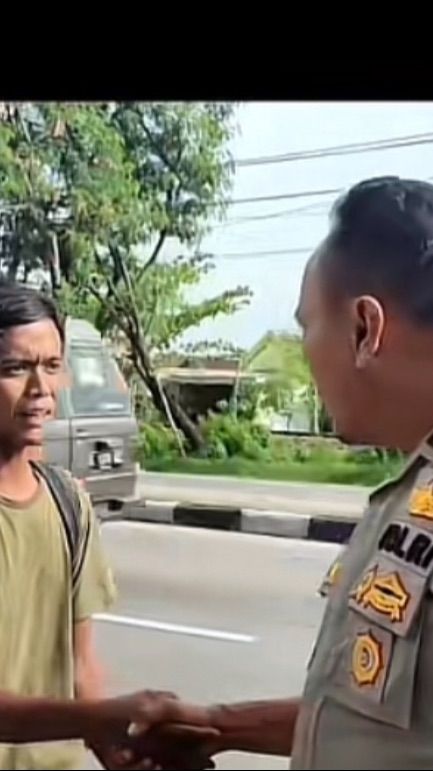 Anak Yatim Piatu Ini Jalan Kaki dari Bojonegoro ke Jember, Purnomo Polisi Baik Ungkap Kisah Harunya