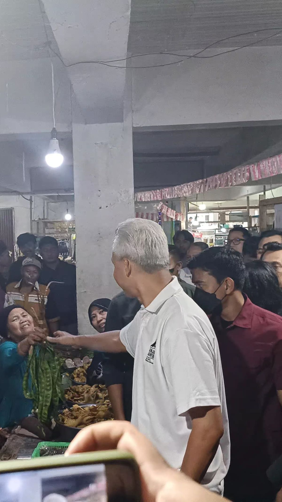 Blusukan ke Pasar Induk Wonosobo, Ganjar Temukan Harga Bawang Putih Naik dan Ayam Turun