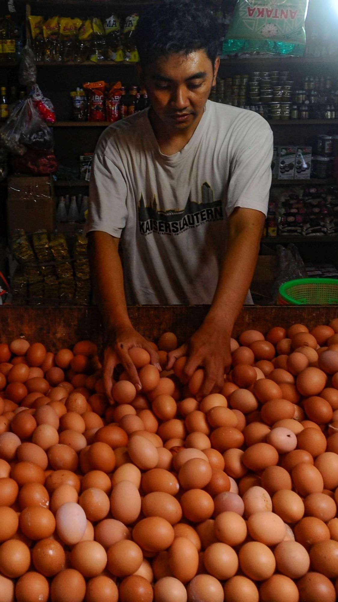 FOTO: Jelang Natal dan Tahun Baru 2024, Harga Bahan Kebutuhan Pokok di Pasar Tradisional Jakarta Melonjak