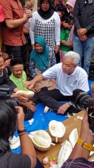 Momen Ganjar Gombalin Ibu-Ibu Saat Makan Durian