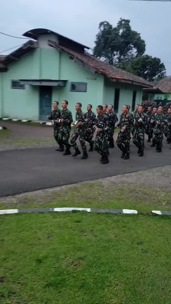 VIDEO: Biar Ingat Adinda, Prajurit TNI Nyanyi 'Rindu Setengah Mati' Sambil Lari