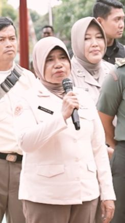 Sambil Menahan Air Mata, Ibu ini Minta ke Kapolri Anaknya jadi Polisi 'Gantikan Kakaknya yang Gugur oleh KKB'