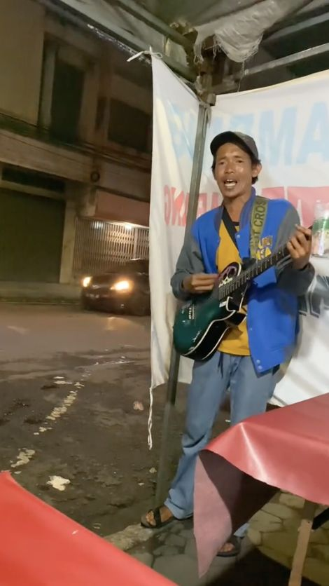 Keluarga Mualaf Dapat Suguhan Lagu Rohani dari Pengamen saat Makan di Warung, ‘Jadi Inget Masa Lalu’