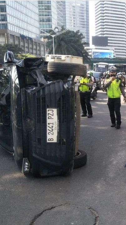 Ternyata Ini Penyebab Avanza Terbalik Bikin Macet Jalan Sudirman Pagi Tadi