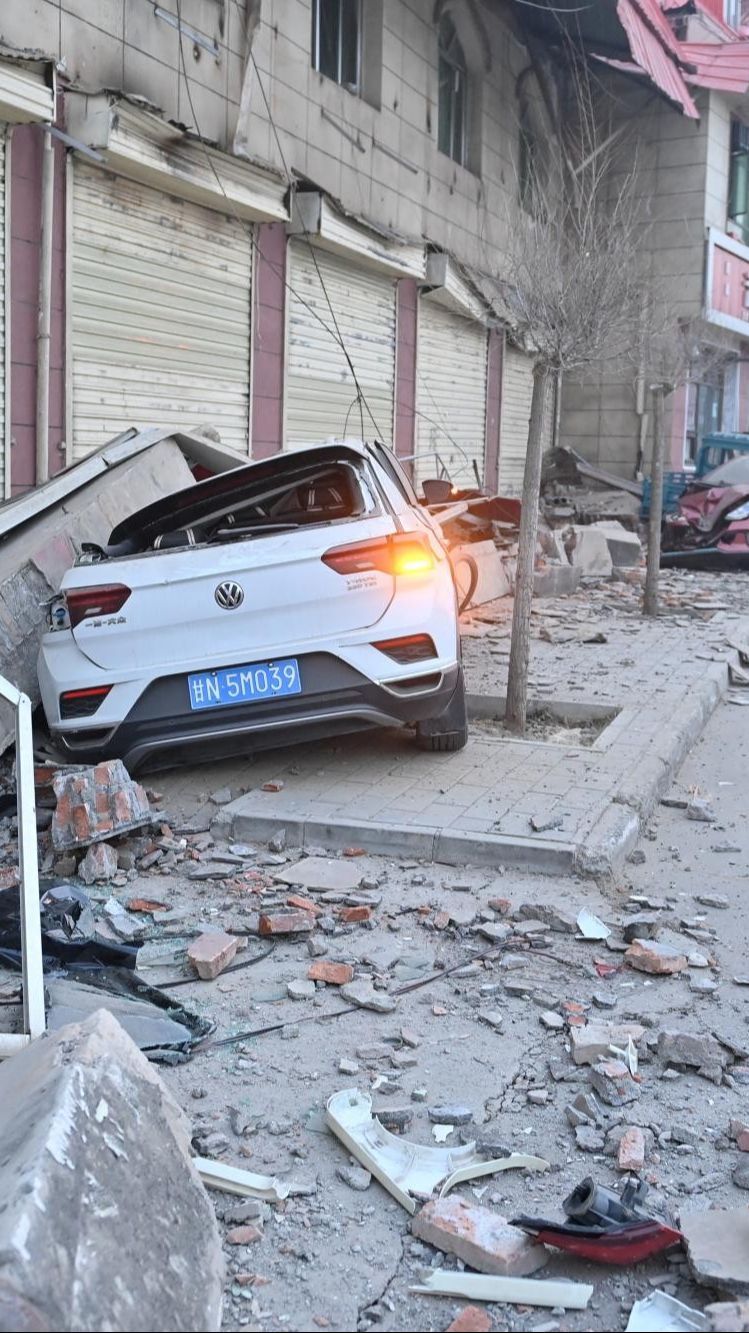 FOTO: Penampakan Kerusakan Parah Usai Guncangan Gempa 6,2 SR di China: Ratusan Ribu Rumah Hancur, 127 Orang Tewas dan Puluhan Masih Hilang