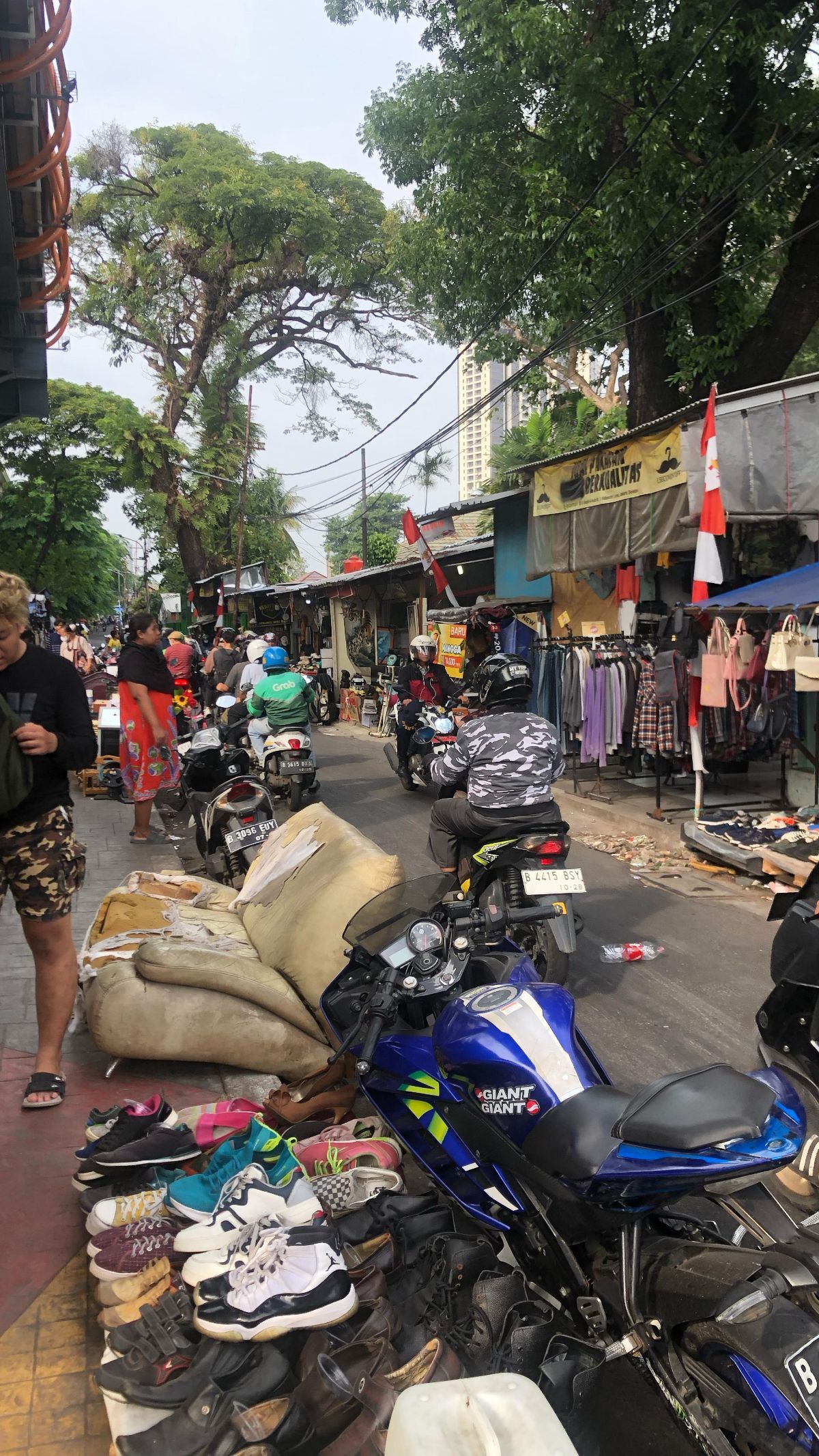 Pasar Loak Kebayoran Lama, Pesona Thrifting dan Jejak Nostalgia