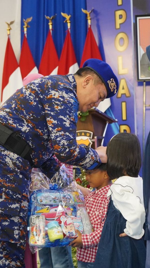 Ayah Gugur di Laut, Anak Yatim Ini Menangis Dipelukan Istri Jenderal Polisi