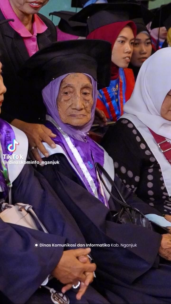 Wisuda Sekolah Lansia Tangguh, Nenek 94 Tahun di Nganjuk Ini Jadi Wisudawan Tertua