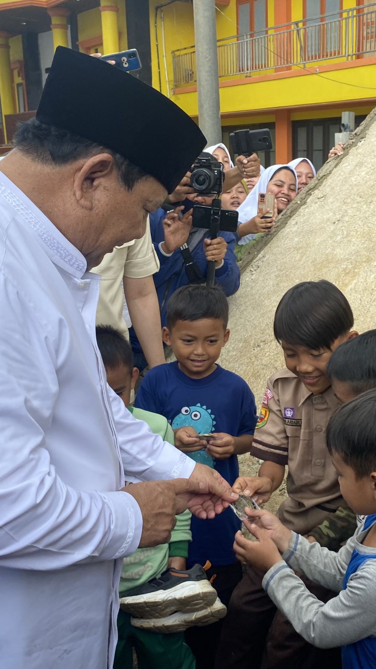 Momen Hangat Prabowo Bercengkrama dengan Anak-Anak di Tasikmalaya & Beri Koin Kemenhan