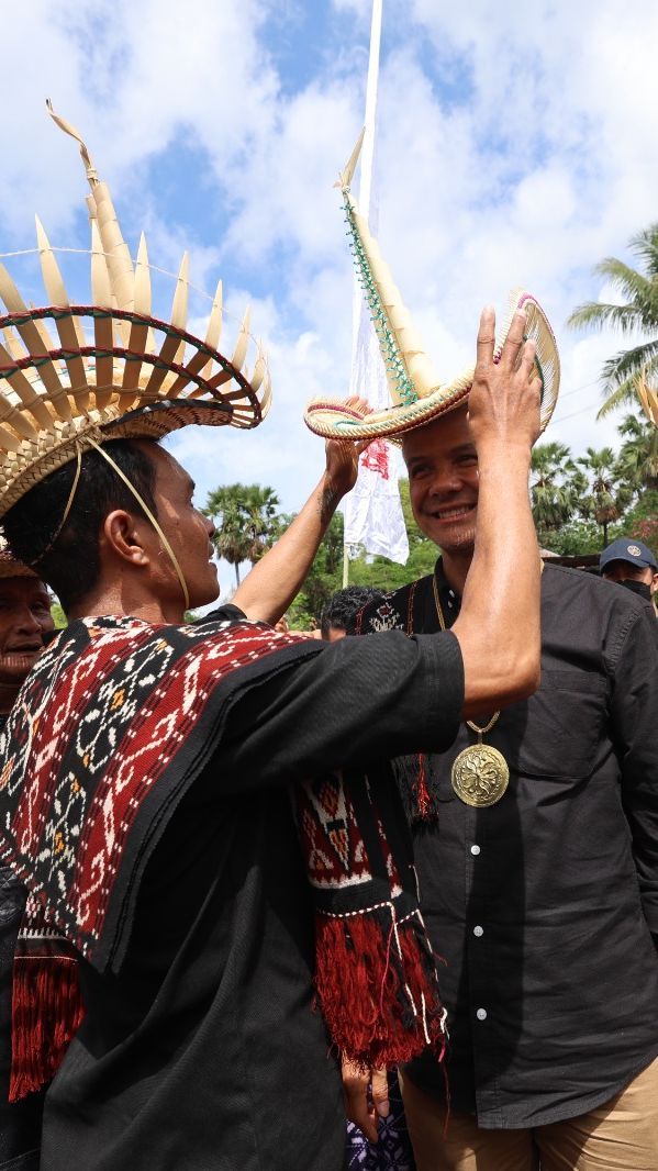 Ganjar Pranowo Disematkan Gelar Anak Sulung oleh Raja Termanu Rote Ndao