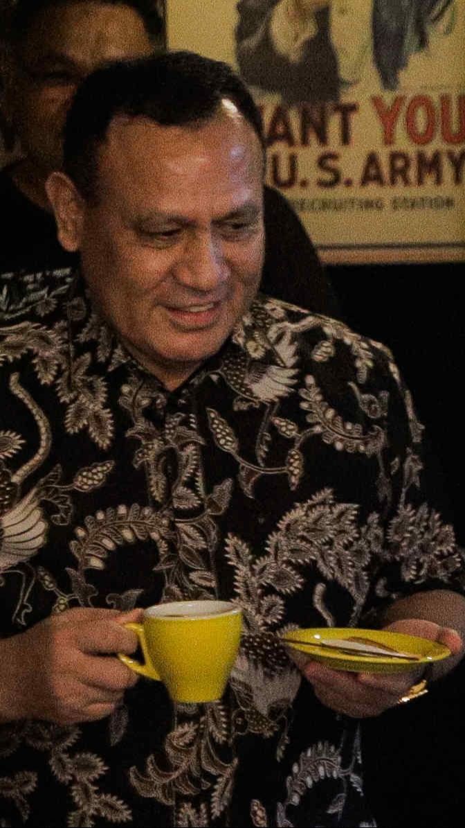 FOTO: Wajah Santai Firli Bahuri Sambil Ngopi dan Tersenyum Menanggapi Putusan Praperadilan yang Tak Dikabulkan Majelis Hakim