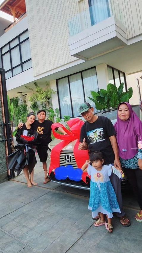 Potret Denny Caknan Berikan Hadiah Mobil Mewah Untuk Bella Bonita yang Sedang Hamil, Jadi Bukti Cinta Pada Istri Cantiknya