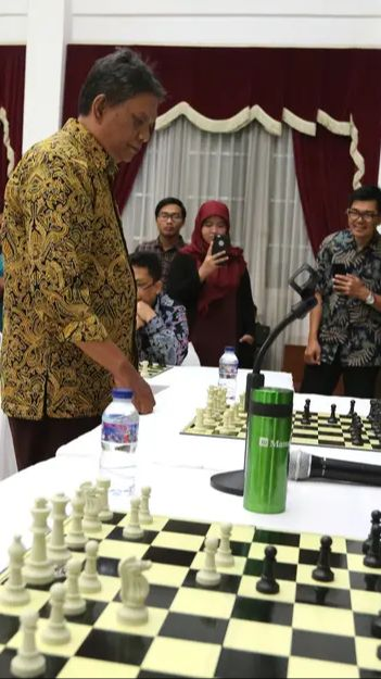 Keterbatasan Fisik Bukan Halangan, Intip Profil Cerdas Barus Grandmaster Catur Asal Karo