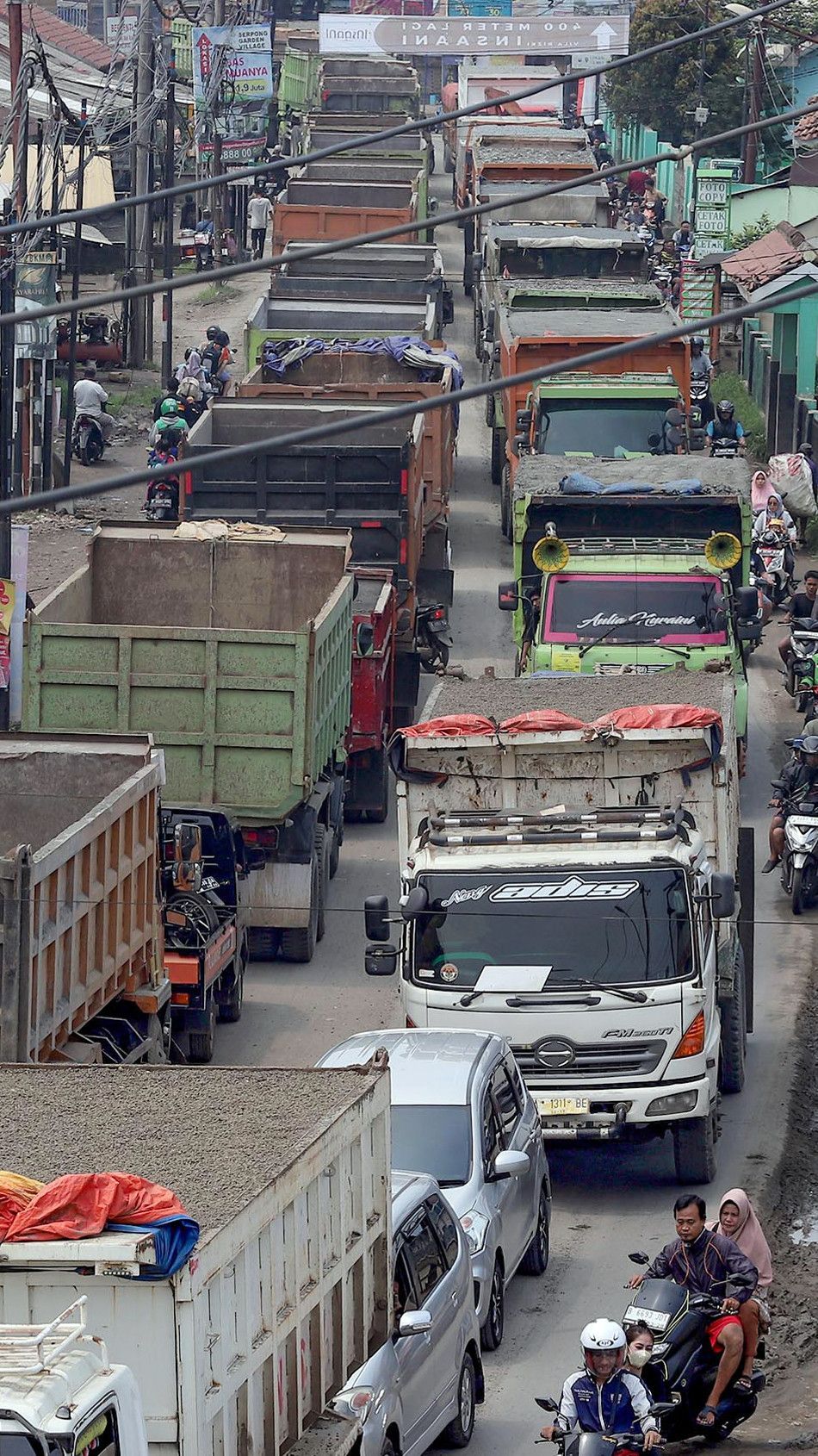 VIDEO: Penampakan Jalur 'Neraka' Parung Panjang, Atrean Truk Tambang Mengular Kerap Makan Korban Jiwa