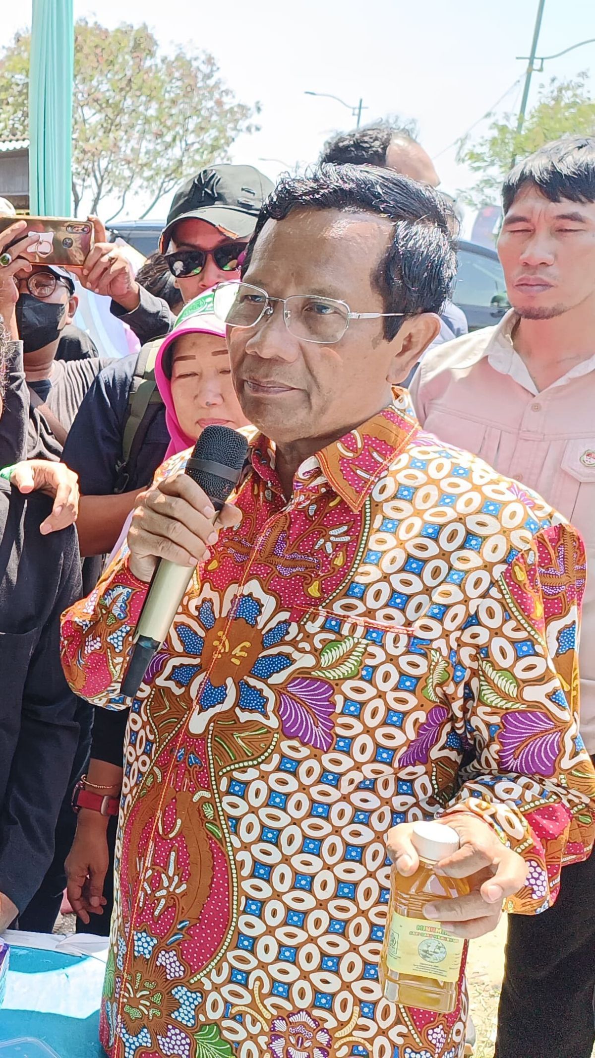 Bertemu Nelayan Marunda, Mahfud Bakar Ikan Hingga Makan Bersama