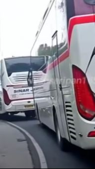 Aksi Brutal Saling Kejar-kejaran di Jalan Raya Bus Primajasa VS Sinar Jaya, Netizen Sebut Penumpangnya Auto Spot Jantung