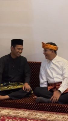 VIDEO: Momen Anies Tunjukkan Cintanya pada Sang Ibu di Depan Ustaz Abdul Somad