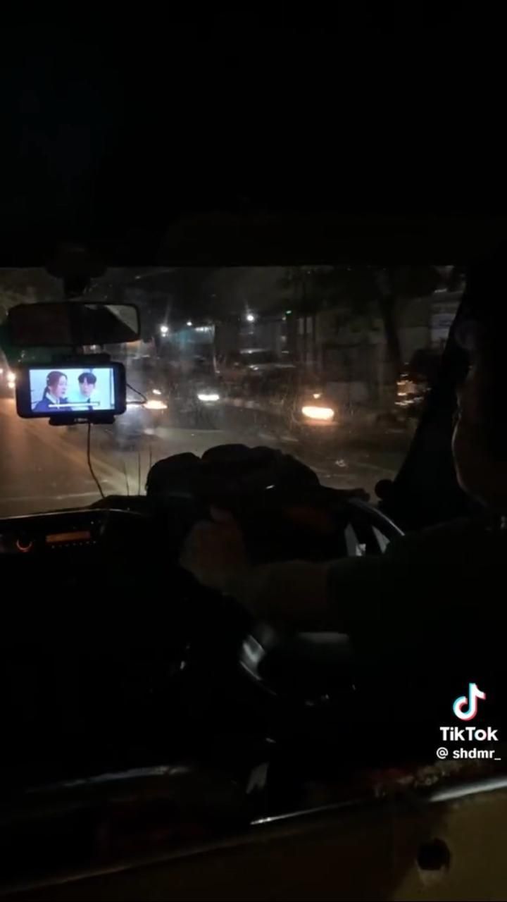 Viral Sopir Angkot Nyetir Sambil Nonton Drama Korea, Aksinya Jadi Sorotan Warganet