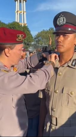 Anaknya jadi Polisi, Begini Momen Jacklyn Choppers Pasangkan Pangkat lalu Cium dan Beri Hormat 'Jadilah Polri Tangguh'