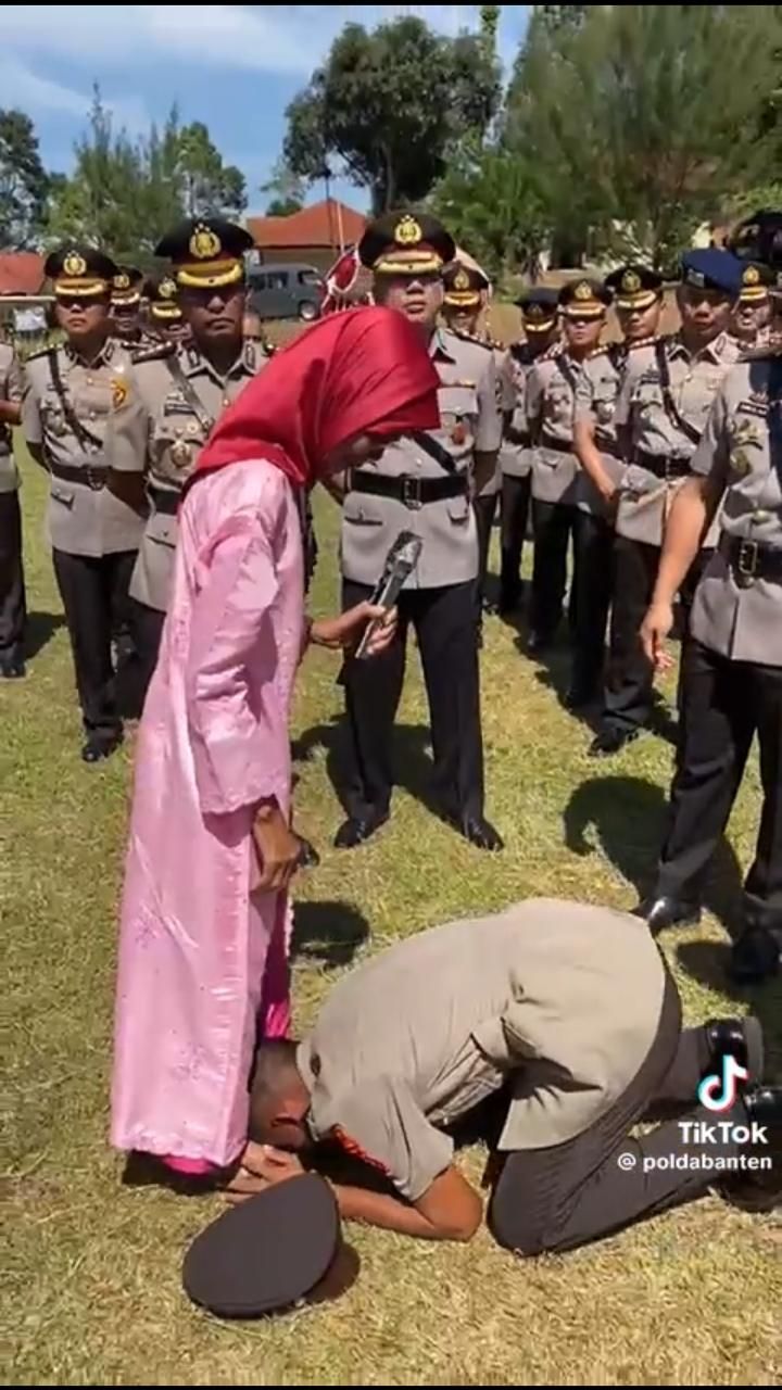 Momen Haru Pemuda Yatim saat Dilantik Jadi Bripda Usai Dua Kali Gagal, Ibunda: 'Semoga Almarhum di Surganya Allah Bangga'