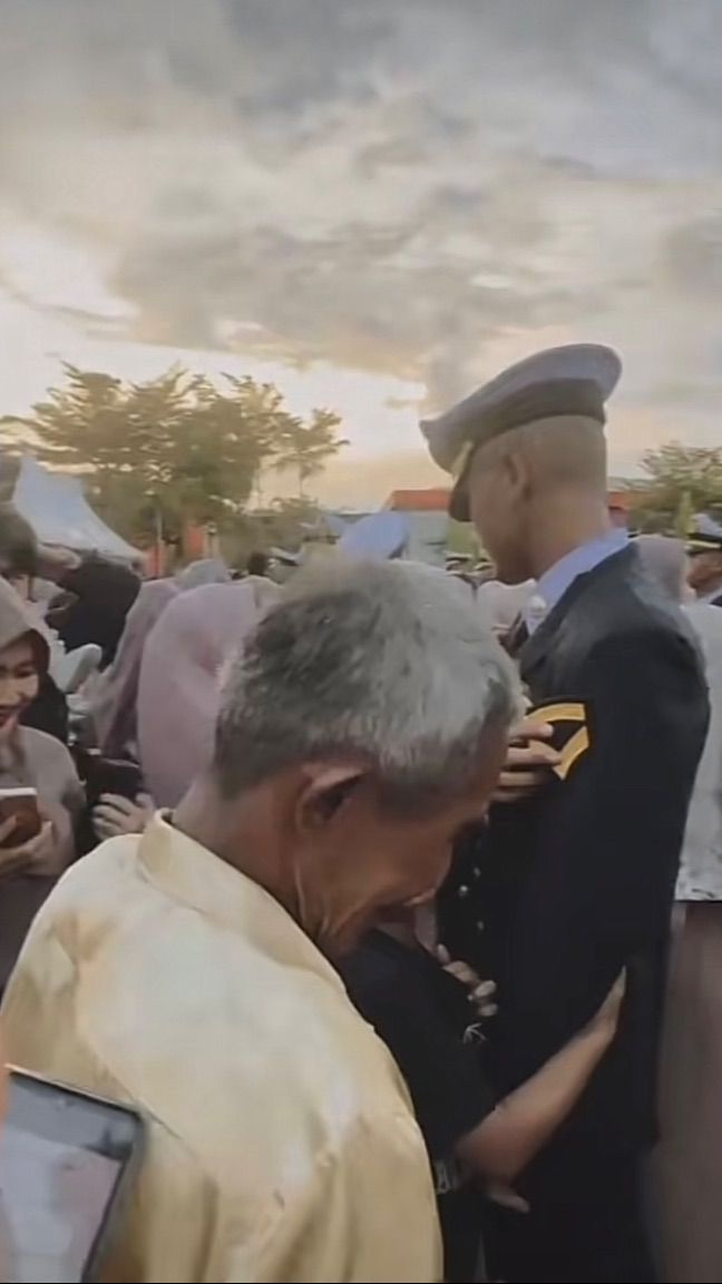 Viral Momen Bahagia Ayah Lihat Anaknya Jadi Taruna Pelayaran, Bangga dan Terharu