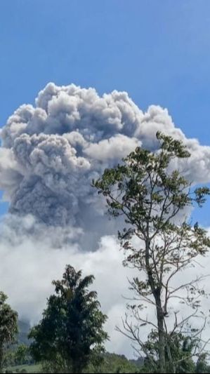 Gunung Marapi Sumatera Barat Kembali Erupsi Dengan Skala Besar saat Azan Salat Jumat