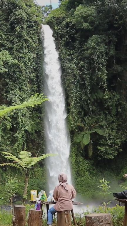 Berada di Tengah Lembah, Pesona Curug Bugbrug di Bandung Barat Ini Bikin Pengunjung Betah