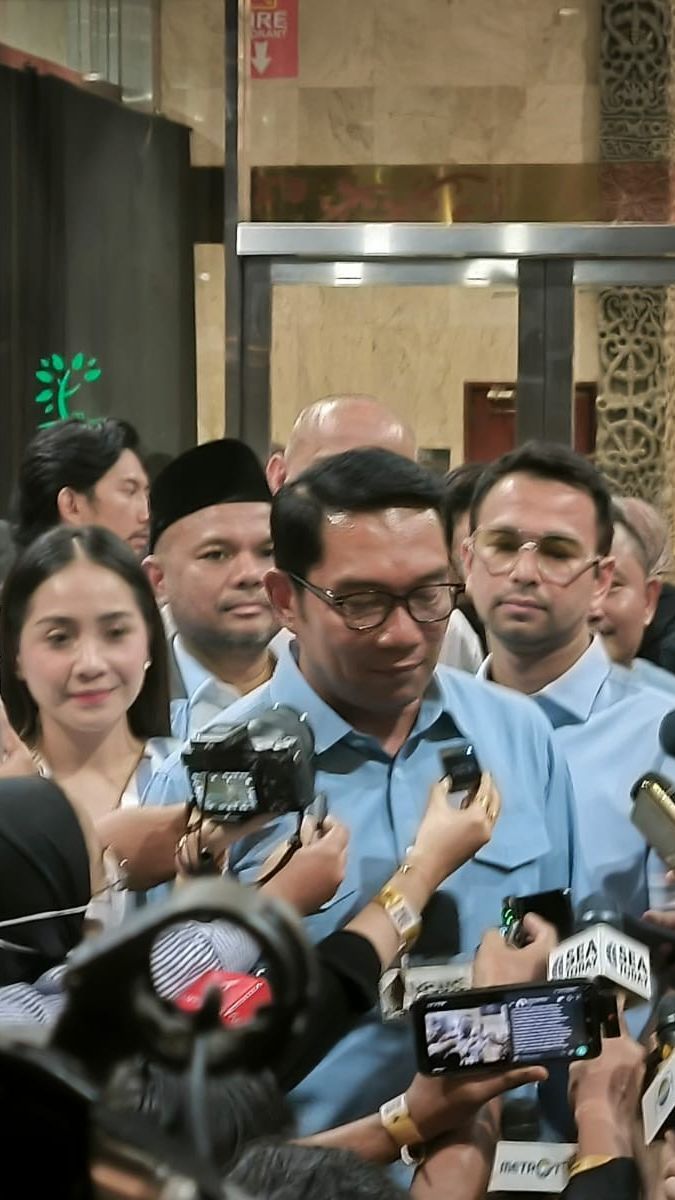 Temani Raffi Ahmad Nonton Debat Cawapres, Potret Nagita Tersenyum Cantik di Barisan Pendukung Gibran