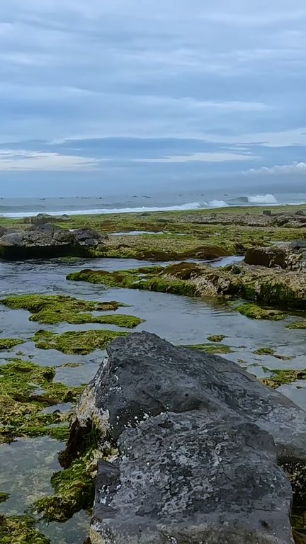 Menikmati Keindahan Pantai Rancabuaya di Garut, Bisa Lihat Hamparan Samudera dari Atas Tebing