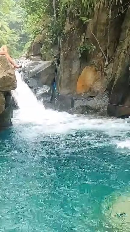 Menikmati Jernihnya Sungai di Curug Cibaliung, Punya Cerita Urban Soal Kapak yang Hilang