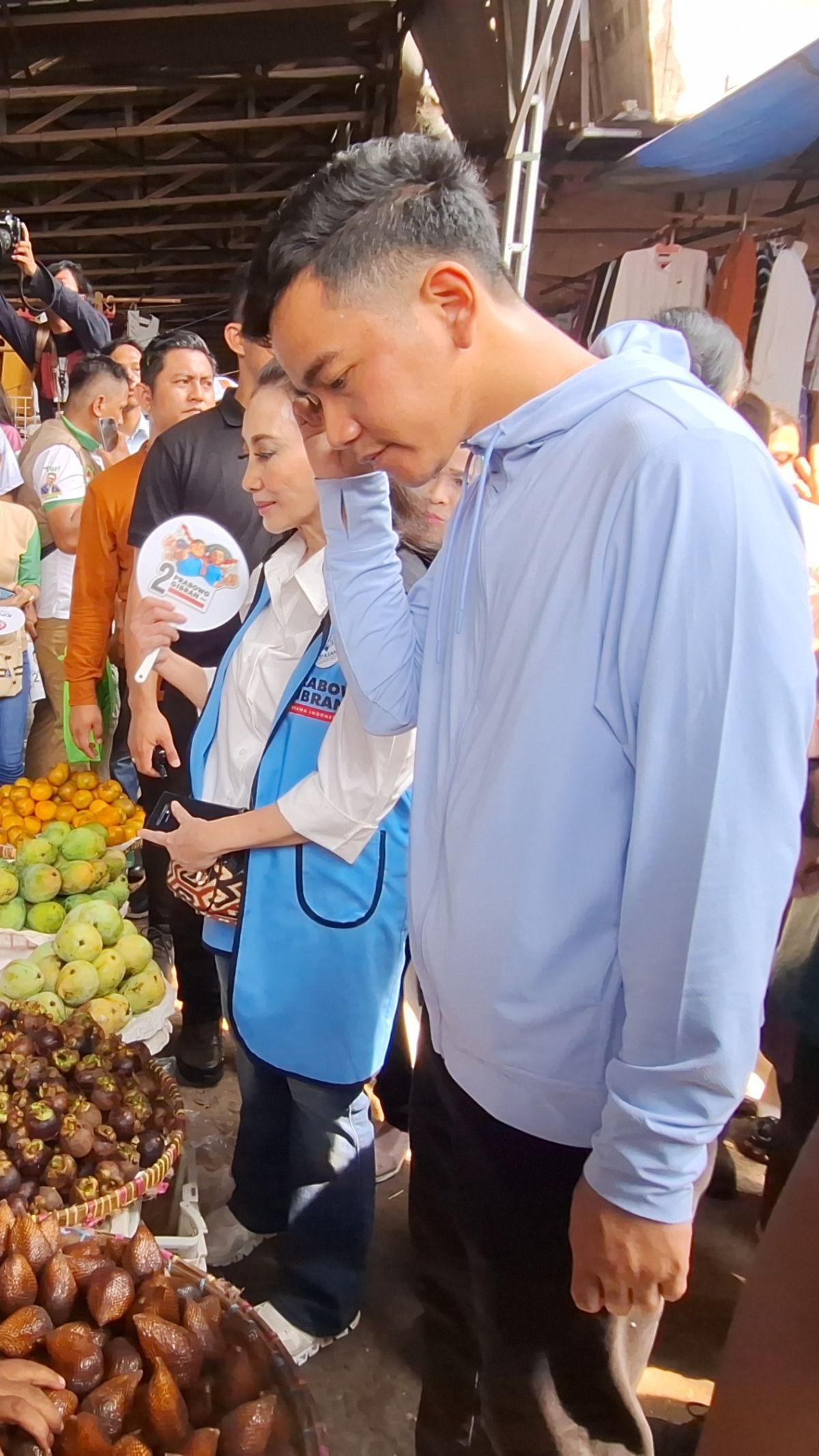 Dicurhati Emak-Emak Kondisi Becek, Gibran Janji Revitalisasi Pasar Minggu