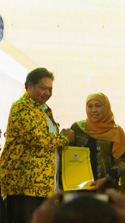 Airlangga Pakaikan Jaket Loreng Kuning Khofifah, Optimis Bisa Tambah Suara Golkar di Jatim