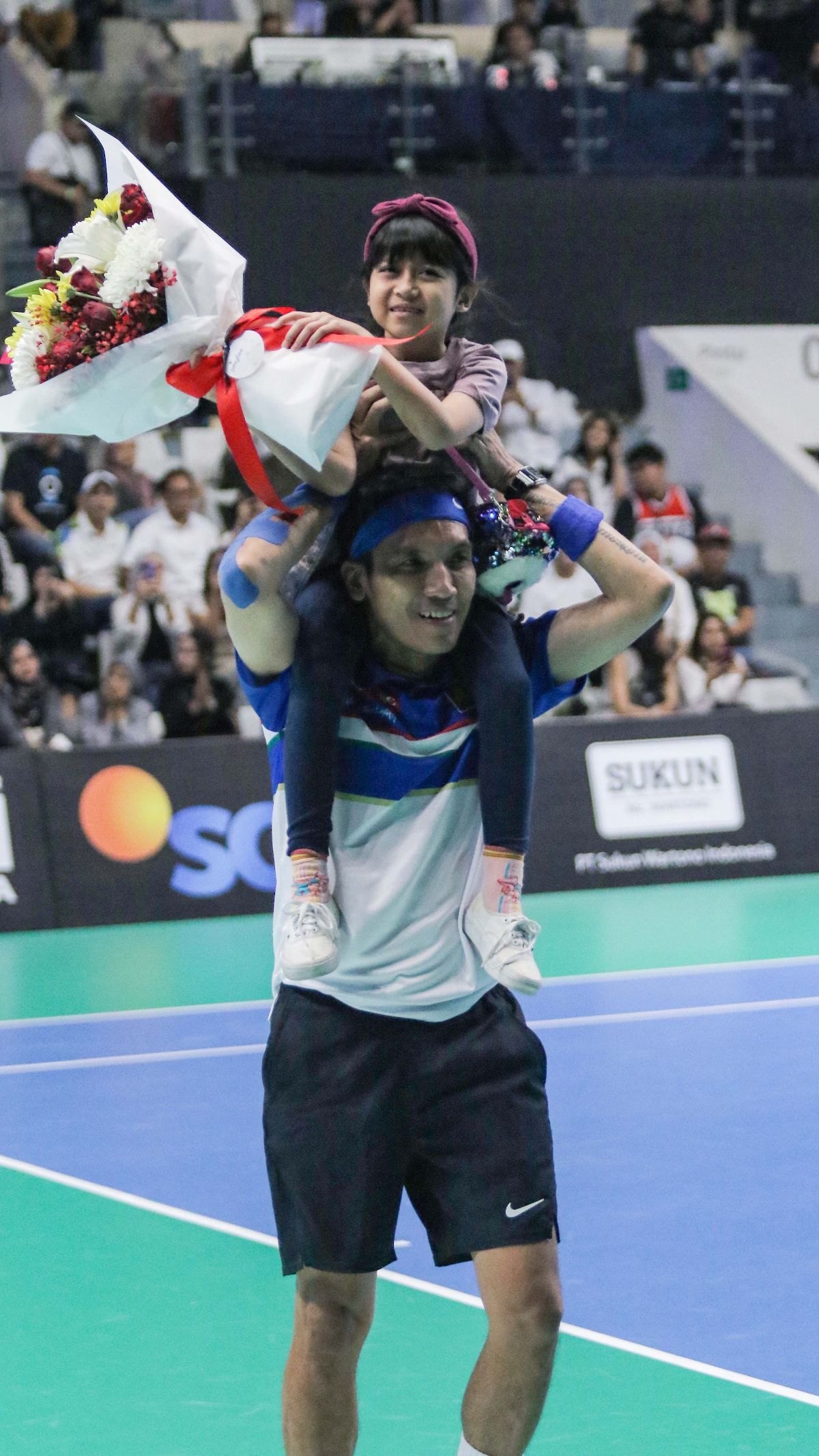 FOTO: Momen Manis Desta Usai Tekuk Rezky Adhitya dalam Pertandingan Tenis di Sport Party: Clash of Celebrity