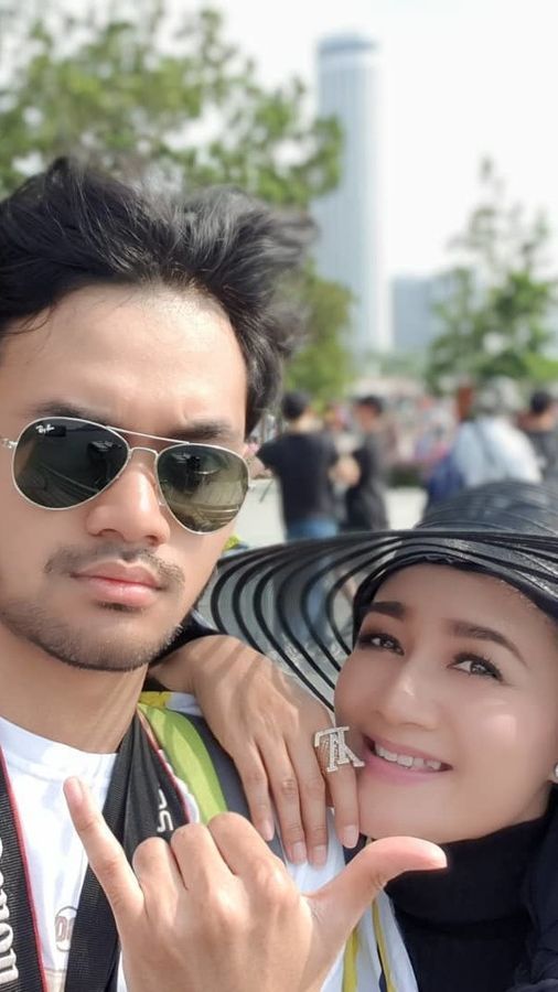 8 Potret Kebersamaan Nini Carlina dengan Beryl Putra Sulungnya yang Tampan dan Kini Bekerja di Irlandia