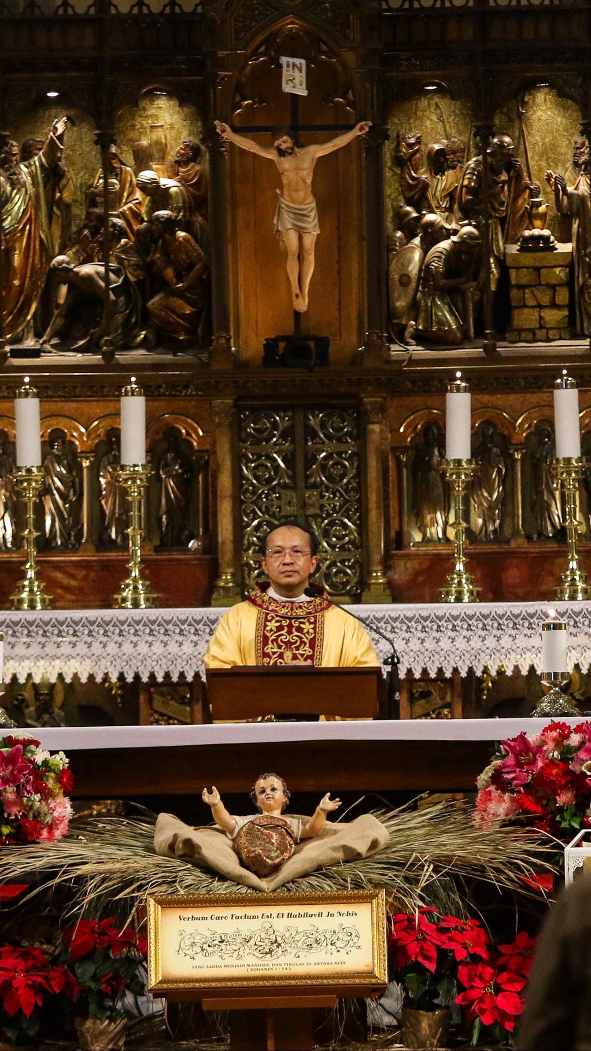 FOTO: Ribuan Jemaah Ikuti Misa Malam Natal 2023 di Gereja Katedral Jakarta