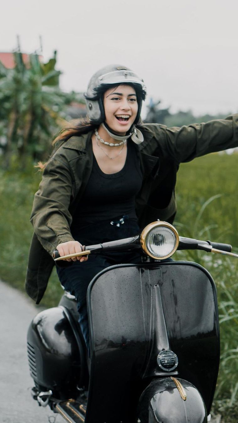 10 Potret Cantik Sintya Marisca Tunggangi Vespa Klasik, Gayanya Selalu ...