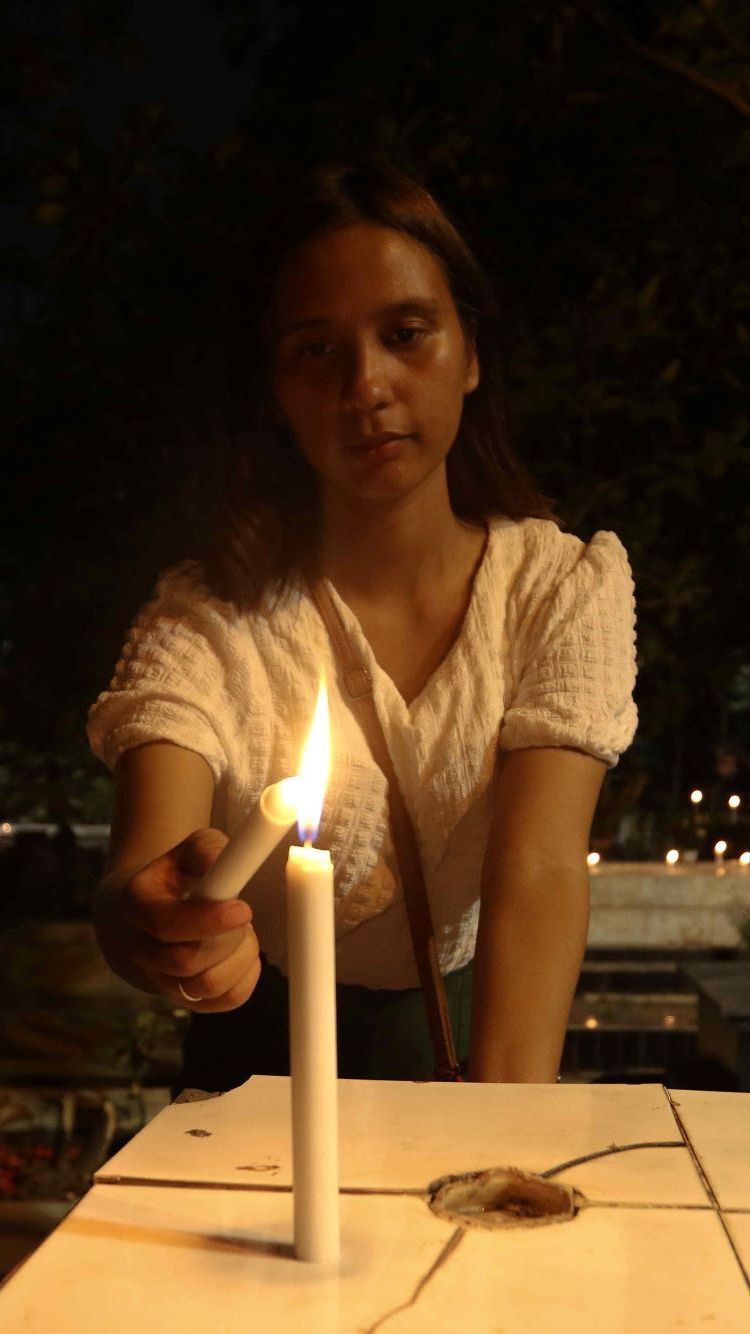 FOTO: Tradisi Warga Keturunan Portugis Ziarah Makam Luhur pada Malam Natal di Gereja Tugu Cilincing