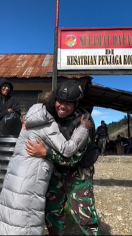 Momen Perpisahan Prajurit TNI dengan Ibu-ibu di Papua, Penuh Haru Diberi Hadiah Manis