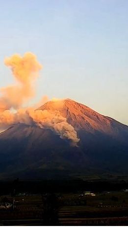 Gunung Semeru dan Marapi Erupsi Lagi, Masyarakat Diminta Waspada