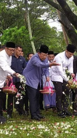 SBY Kenang Sang Istri saat Ziarah ke Kuburan Massal Korban Tsunami Aceh